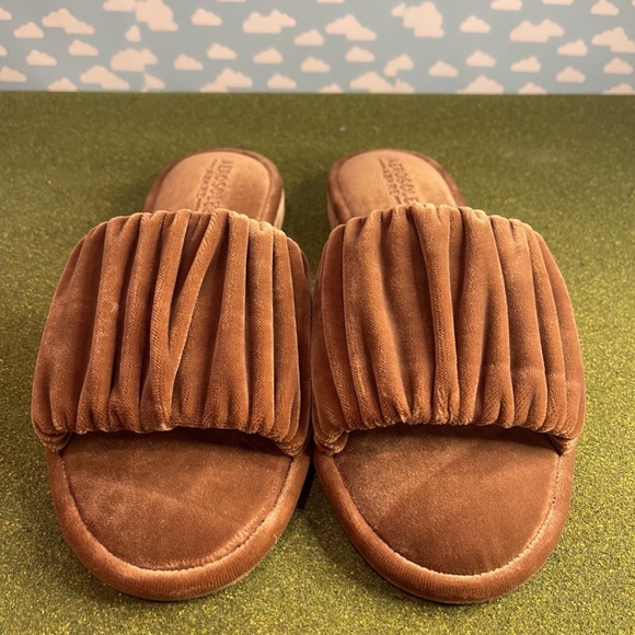 New Without Tags * Aerosoles * Velvet Jamaica slide * Size 10M * Taupe Velvet - Picture 2 of 4